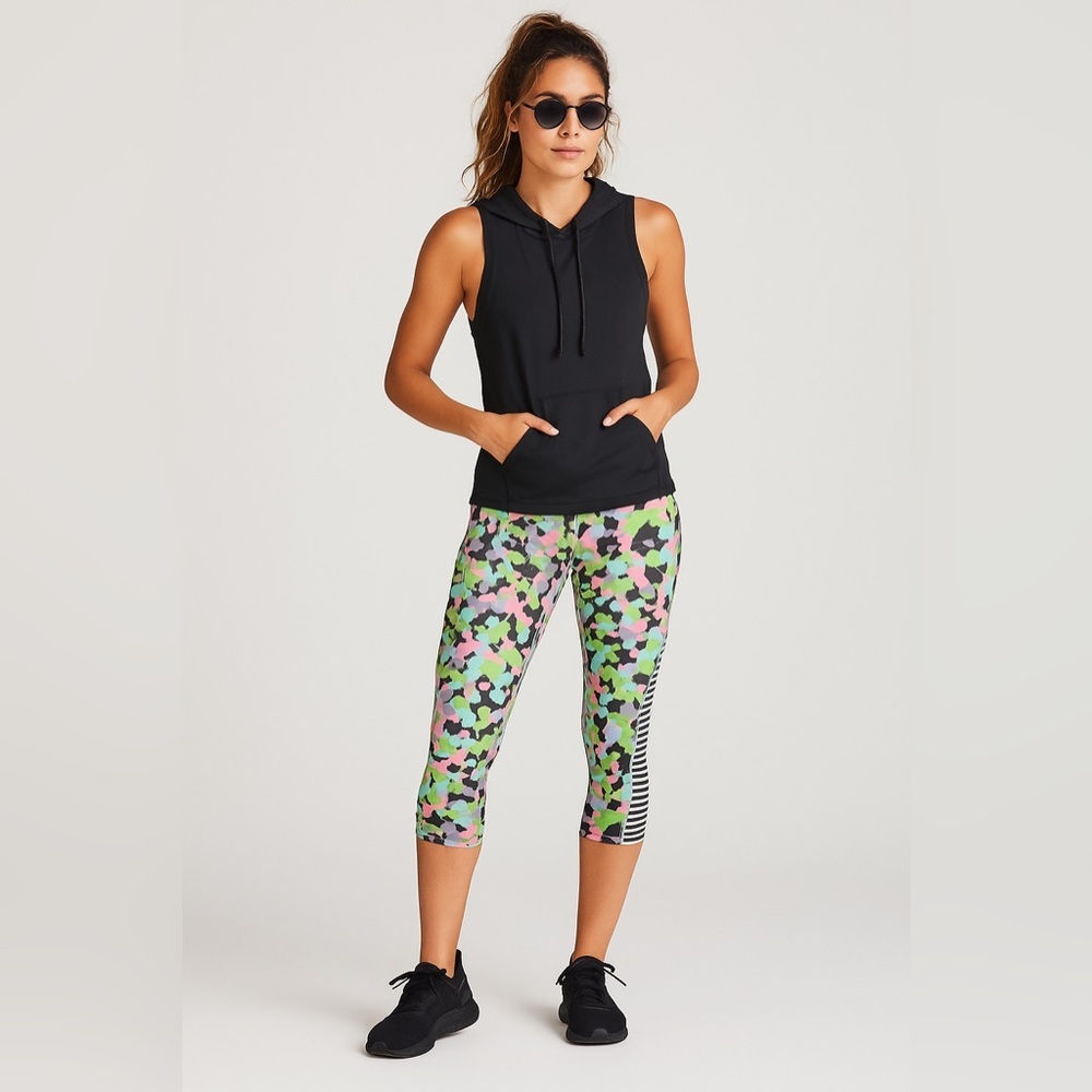 🏷️ 5 for $25 - SPANX Capri Leggings in Petal Power Thin Stripe